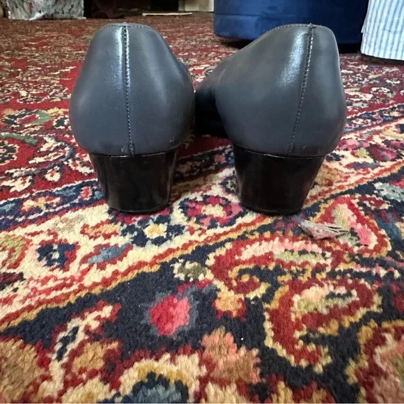 Salvatore Ferragamo Navy Leather Pump with Bow - Picture 4 of 5